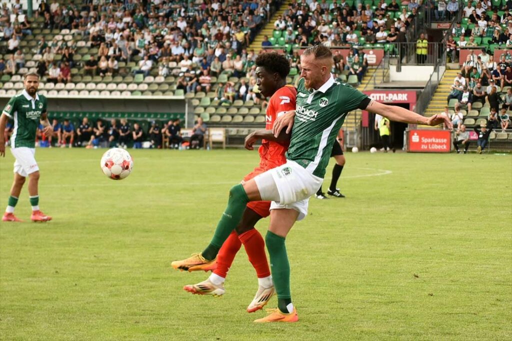 Pierre Becken (re., VfB Lübeck), hier im Spiel gegen den Bremer SV mit starker Leistung, fehlte den Grün-Weißen auf dem Feld.  © 2025 Olaf Wegerich