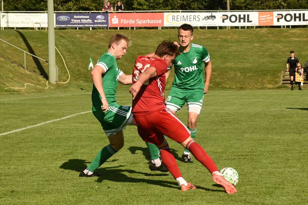 Rasmus Lange (Glückstadt) gegen Jonas Illing u. Bjarne Hansen (Todenbüttel). © 2025 Olaf Wegerich