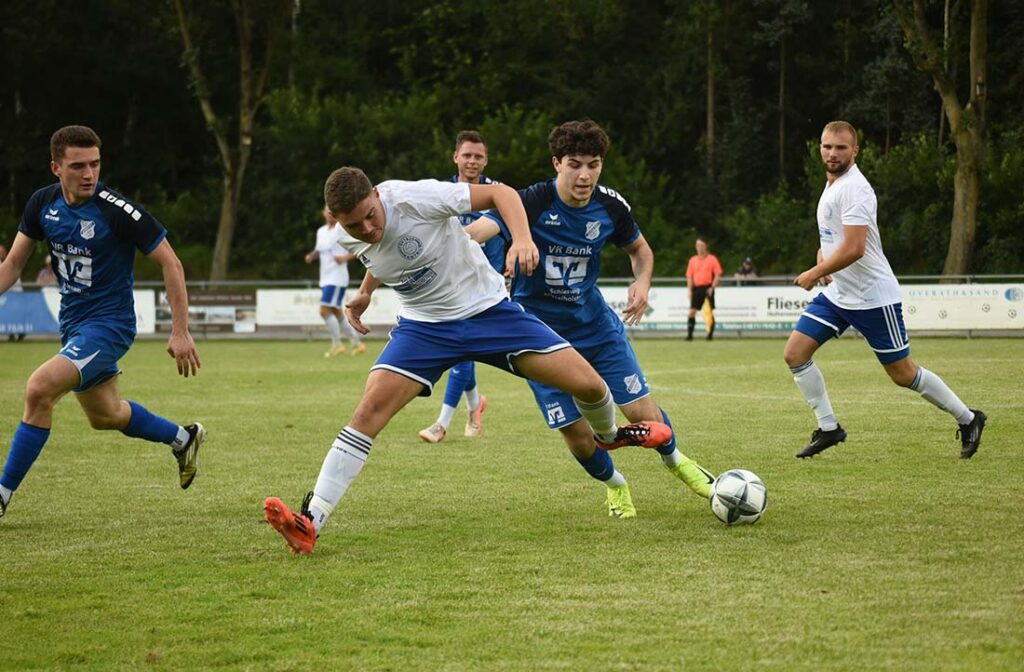 Rasmus Wunderlich (li., Rantrum) im Duell mit Noah Steiger (Jevenstedt). © 2025 Olaf Wegerich