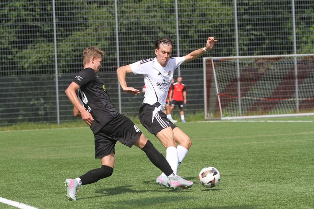 Rouven Jorden (TSV Hattstedt), gegen Julius Siebenhüner (re., TSV Kronshagen).  © 2025 Ismail Yesilyurt