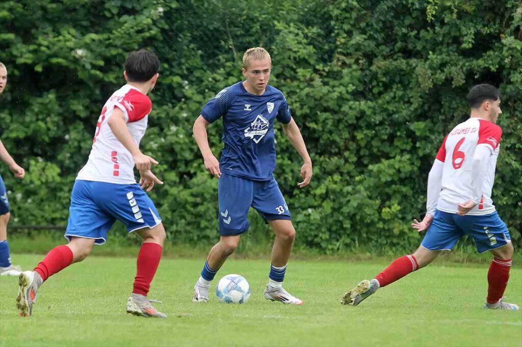 Sebastian Werber-Balke (mitte, TSV Plön), hier in der Abstiegsrunde zur Kreisliga gegen den Husumer SV. © 2025 Ismail Yesilyurt