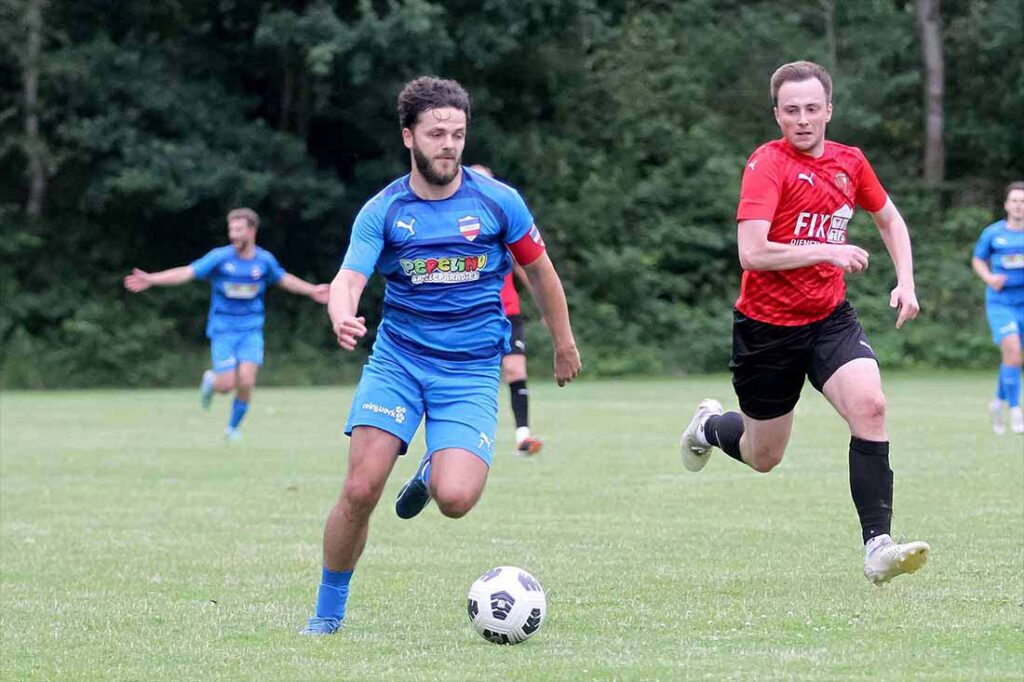 Serkan Yildirimer (Inter Türkspor Kiel) markiert den 4:2-Endstand in Reinfeld. © 2025 Ismail Yesilyurt