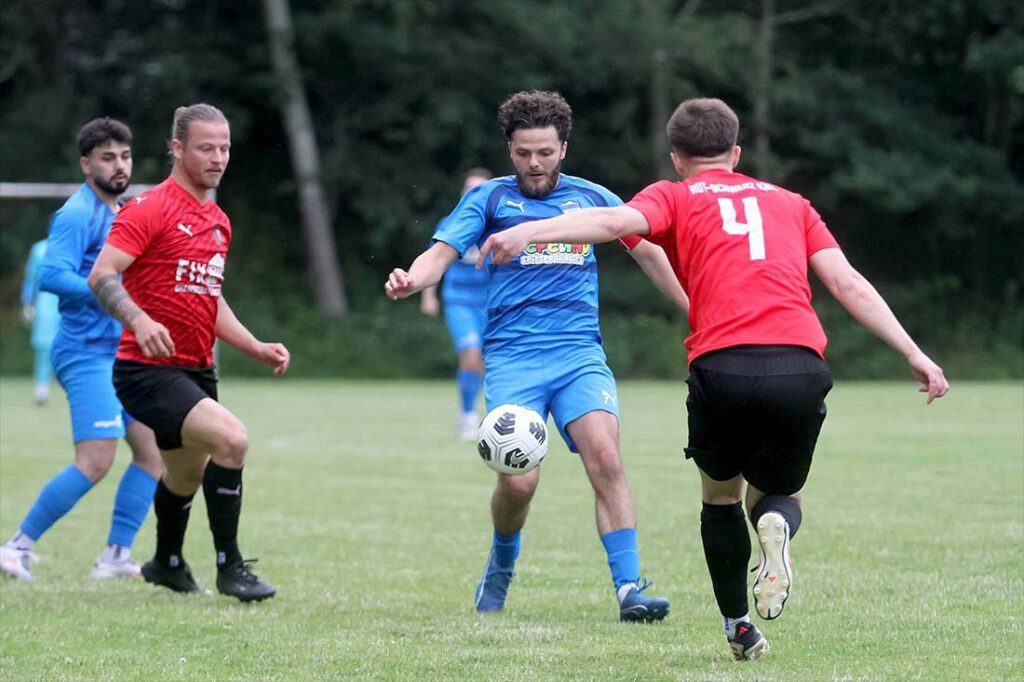 Serkan Yildirimer (am Ball,  Inter Türkspor Kiel), bereitete das einzige Tor in Eutin vor. © 2025 Ismail Yesilyurt