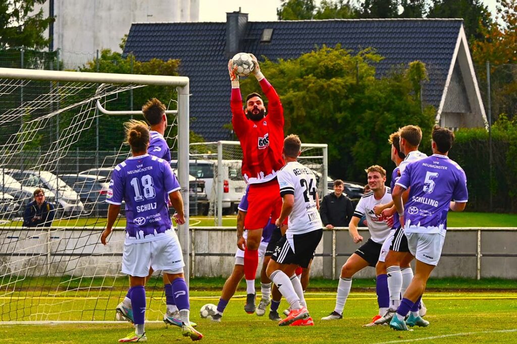 Sicherer Rückhalt für den VfR Neumünster - Keeper Christopher Newe. © 2025 Yannick Hellwig