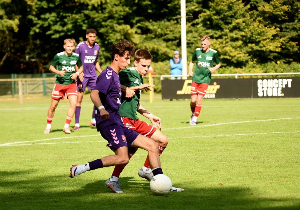 Silas Meyer (li., Eichede) gegen Thies Kochanski (MTSV). © 2025 Olaf Wegerich