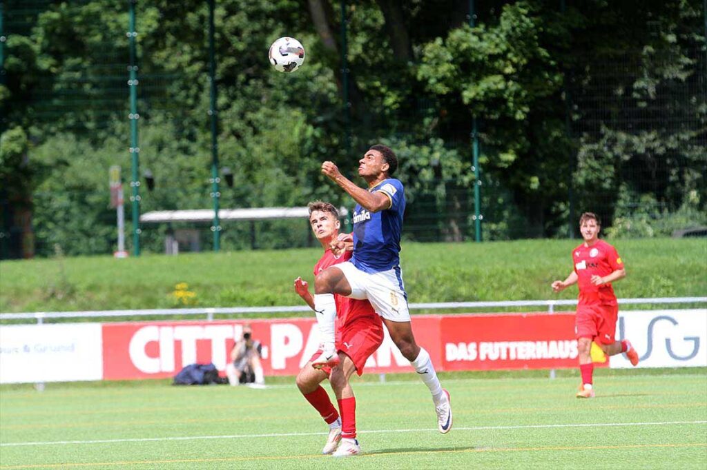 Starke erste Hälfte von Ikem Ugoh (Holstein Kiel II), hier Kopfballsieger gegen Drilon Trepc(Kilia Kiel). © 2025 Ismail Yesilyurt
