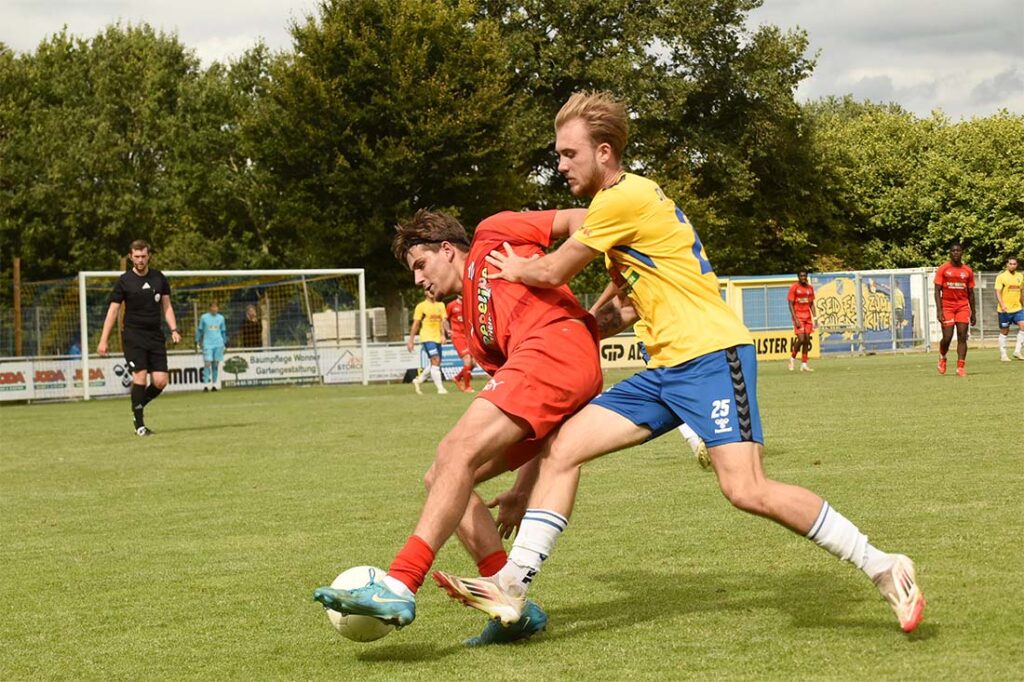 Tahir Yilmaz (Inter Türkspor Kiel) gegen Tyler Körting (re., SV Todesfelde). © 2025 Olaf Wegerich