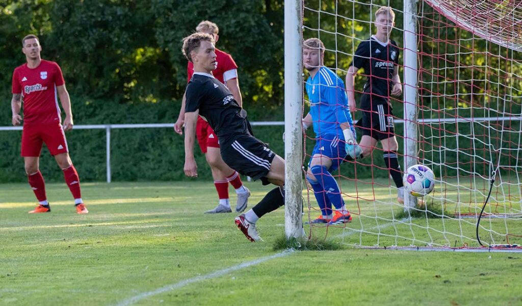 Thede Reimers (Heider SV) traf später selbst zum 3:0. © 2025 Volker Schlichting