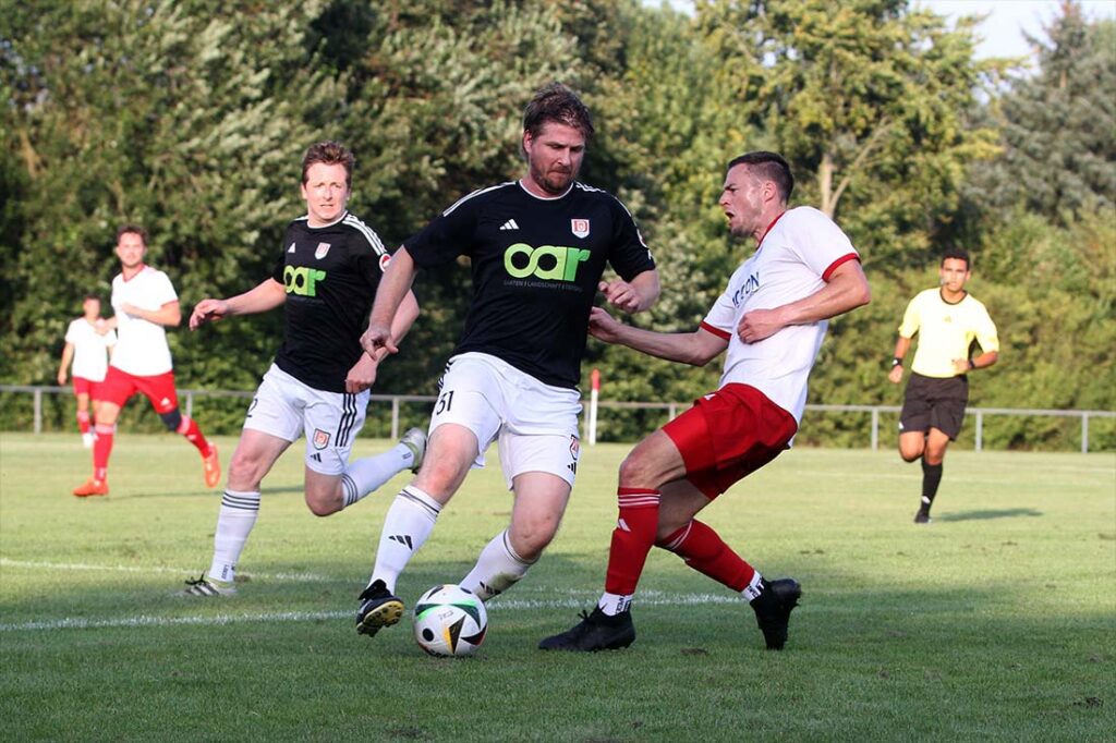 Thore Ceynowa (MTV Dänischenhagen) klärt vor Ken-Marvin Smit (SpVg Eidertal Molfsee II). © 2025 Ismail Yesilyurt