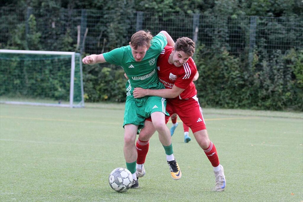 Toller Ringkampf zwischen dem ballbesitzenden Bennet Baaß (TSV Gremersdorf) und Joshua Vinh Grimm (TSV Flintbek). © 2025 Ismail Yesilyurt