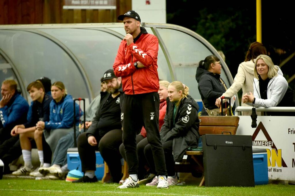 Trainer Björn Sörensen hat alles im Blick und erwartet eine bessere Leistung gegen Hohenwestedt. © 2025 Olaf Wegerich