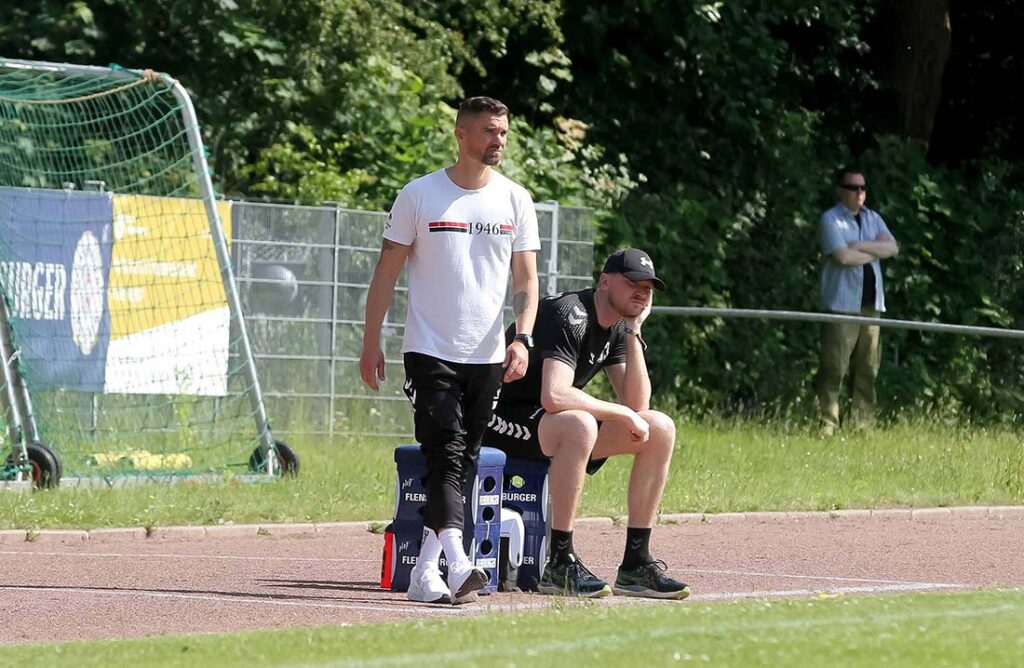 Trainer Dennis Usadel (TSV Kropp) darf sich auf das Topspiel gegen den TSB Flensburg freuen. © 2025 Ismail Yesilyurt