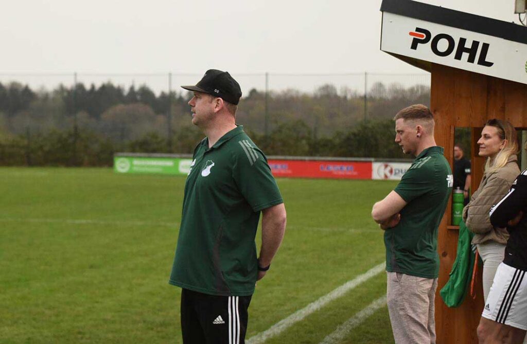 Trainer Eike Schneider (GW Todenbüttel) musste zum Saisonauftakt gegen BW Wesselburen eine Heimniederlage verdauen. © 2025 Olaf Wegerich