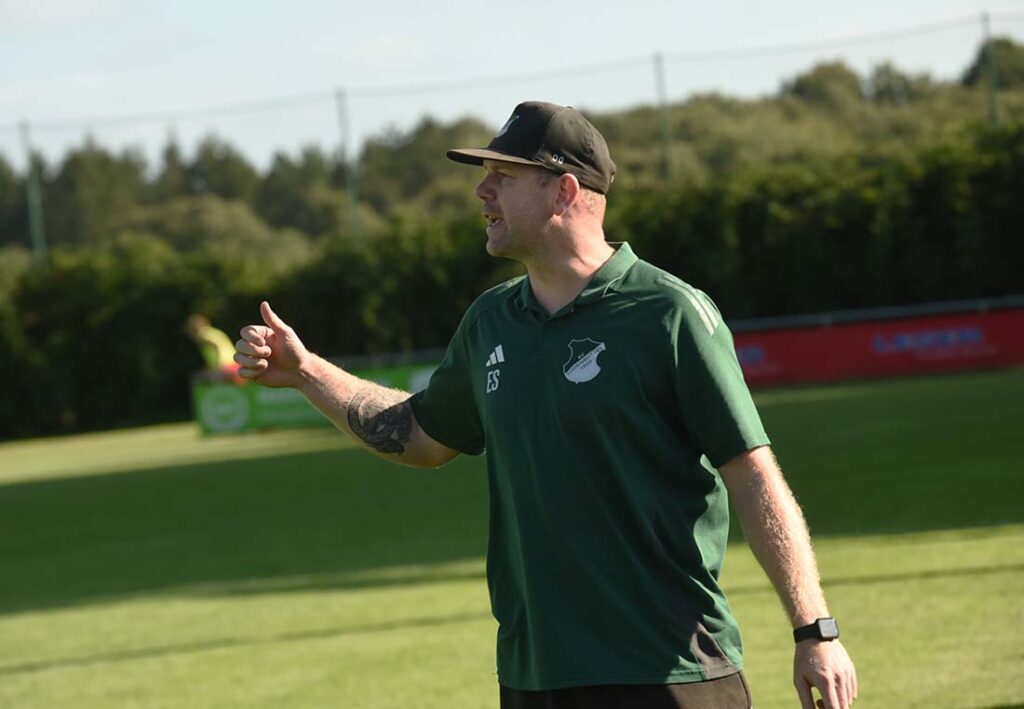 Trainer Eike Schneider hatte Todenbüttel taktisch gut eingestellt. © 2025 Olaf Wegerich