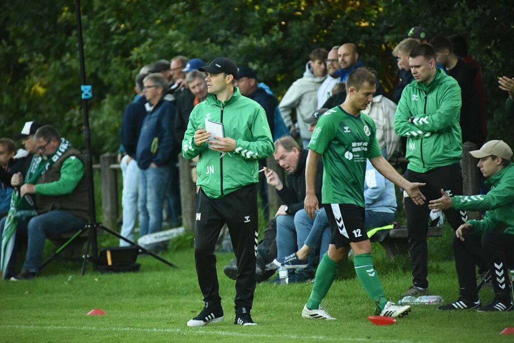 Trainer Jewgenij Neu und der FC Burg kommen langsam in Fahrt. © 2025 Olaf Wegerich