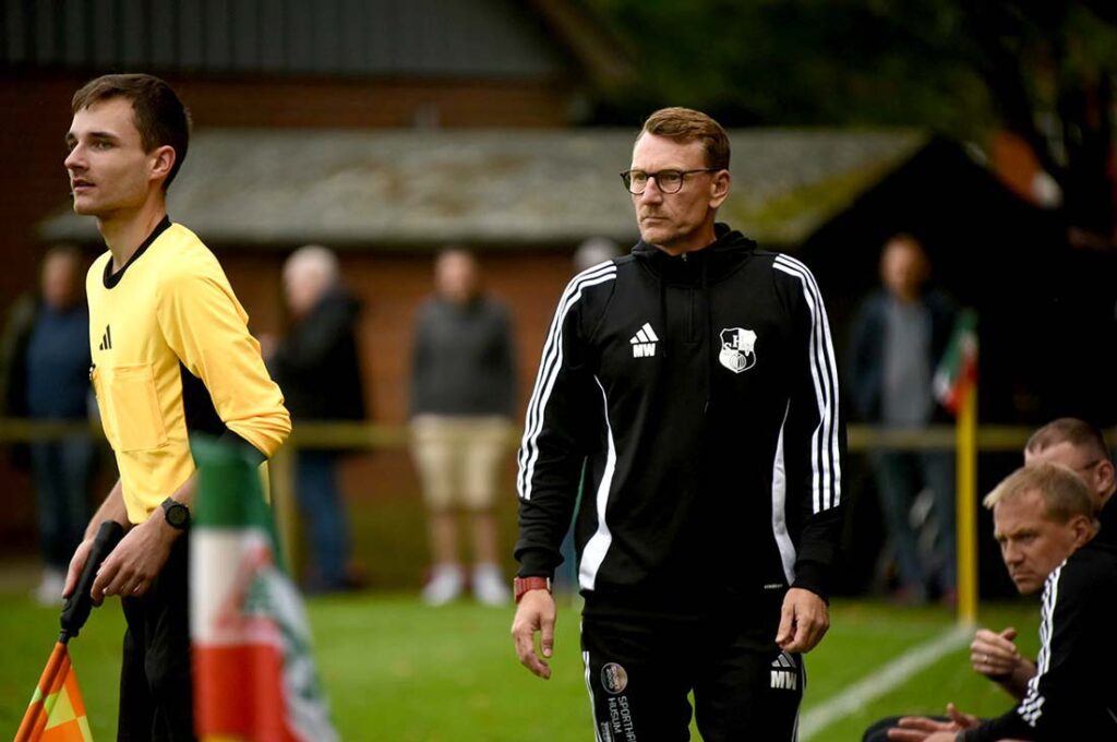Trainer Markus Wichmann erwartet volle Konzentration über 90 Minuten. © 2025 Olaf Wegerich