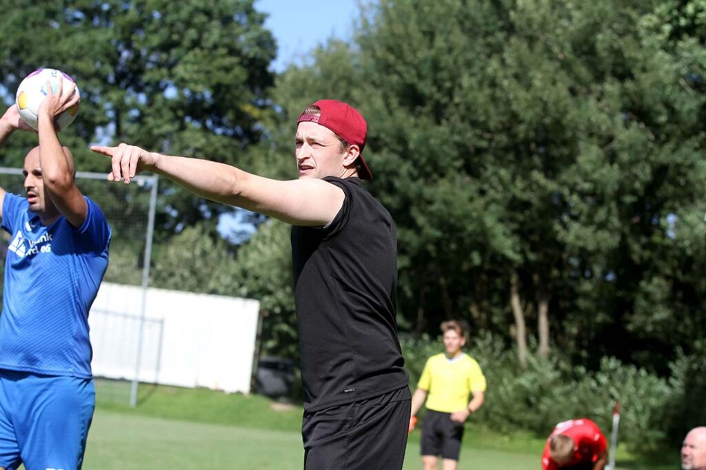 Trainer Ove Sass (Rot-Schwarz Kiel) findet beim TSV Kropp den richtigen Weg zum Erfolg. © 2025 Ismail Yesilyurt