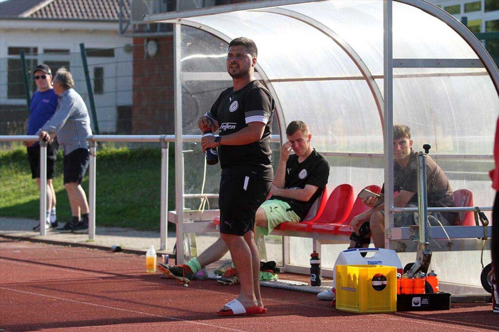 Trainer Samed Erol (Probsteier SG) war nach dem 1. Spieltag hochzufrieden. © 2025 Ismail Yesilyurt