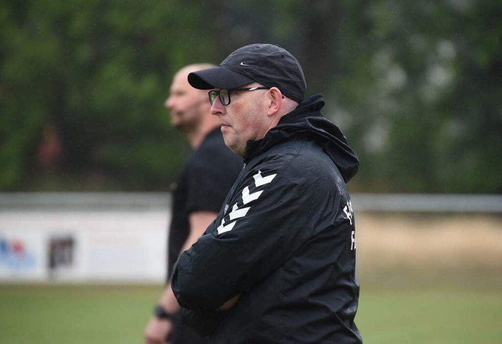 Trainer Stefan Pohlmann (Heiligenstedten). © 2025 Olaf Wegerich