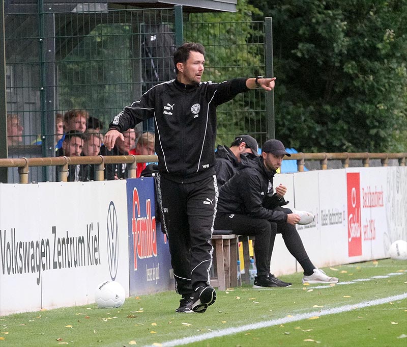 Trainer Willi Weiße (Holstein Kiel II). © 2025 Ismail Yesilyurt
