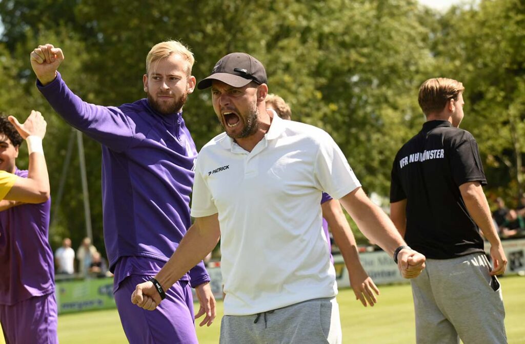 Urschrei von Trainer Danny Cornelius (VfR Neumünster) über dieFührung. Links Jonas Schomaker. © 2025 Olaf Wegerich