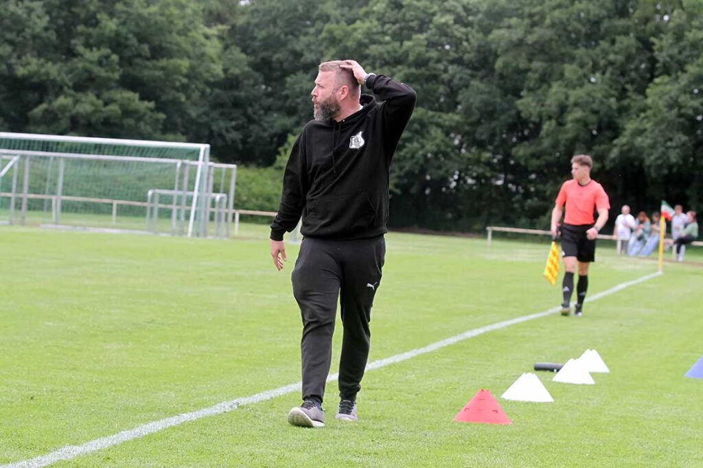 Welche Gedanken wohl durch den Kopf von Maik Haberlag, Cheftrainer des Eckernförder SV, gegangen sind mit drei Mann mehr? © 2025 Ismail Yesilyurt