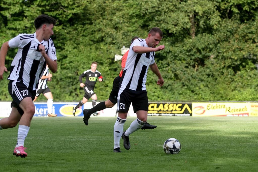 Yannick Meenken (Heikendorfer SV) gelingt ein schönes und wichtiges 2:1. Links Jack Palm, der auf 3:1 erhöhte. © 2025 Ismail Yesilyurt