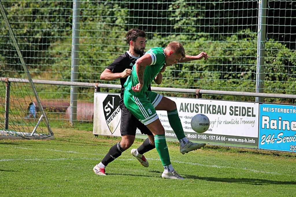 Zweikampf zwischen Maik Reimers (Todenbüttel) und Reent-Erik Wulff im Strafraum von Merkur Hademarschen. © 2025 Tina Grage-instagram-tinagrafiert