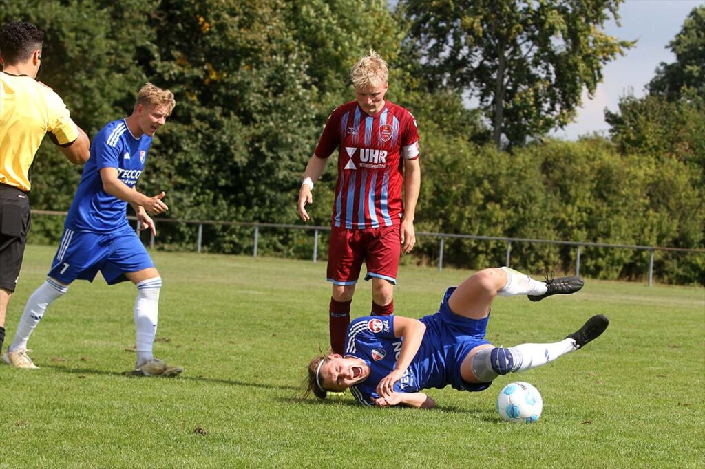 0:4 - schmerzhaftes Spiel für Tom Braesch und die SpVg Eidertal Molfsee. Links Nico Bruns, in der Mitte Übeltäter Jonas Kabus (Weiche Flensburg  II). © 2025 Ismail Yesilyurt