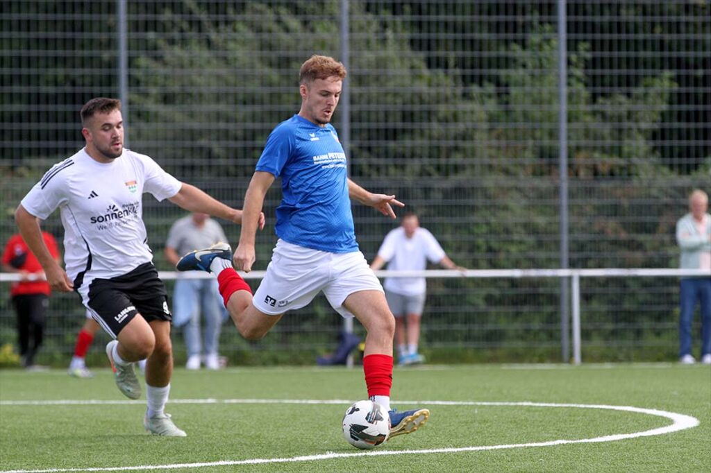 Alton Zymeraj (TSB Flensburg) verfolgt von Kristof Koop (TSV Kronshagen). © 2025 Ismail Yesilyurt