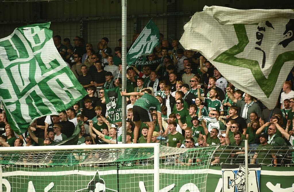 Anerkennenden Beifall gab es von den VfB-Fans trotz der 1-2-Niederlage für den VfB Lübeck. Die Leistung und Einstellung stimmte. © 2025 Olaf Wegerich