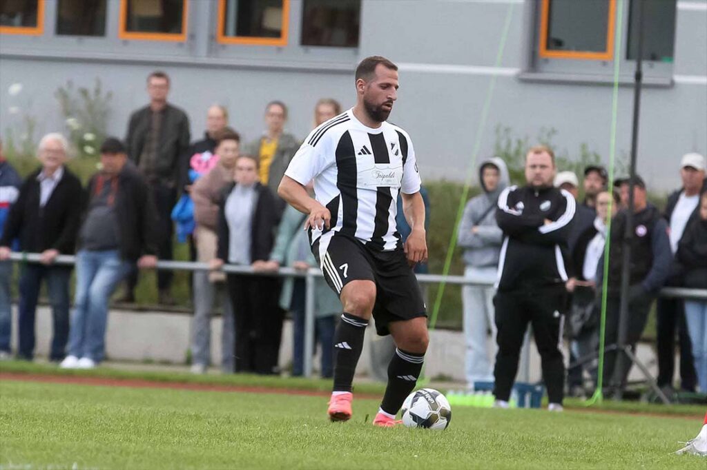 Ayberk Kaya (Heikendorfer SV) schlägt gegen den TSV Gremersdorf gleich vier Mal zu. © 2025 Ismail Yesilyurt