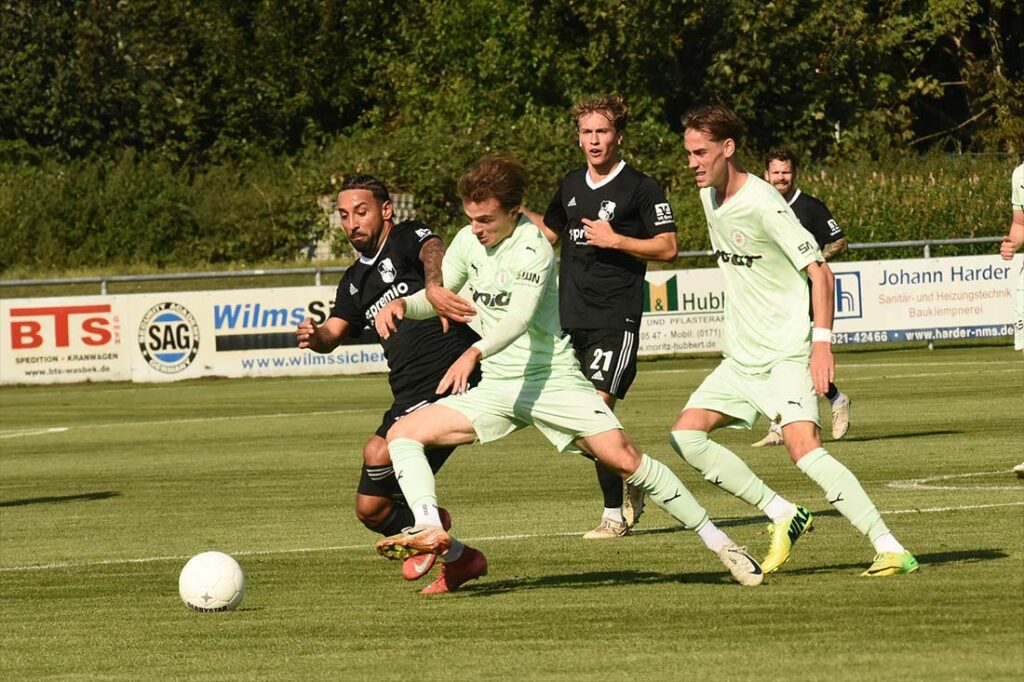 Azat Selcuk (Heider SV) gegen Tom Zarpe (PSV)© 2025 Olaf Wegerich
