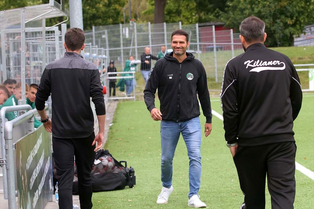 Cheftrainer Guerino Capretti (VfB Lübeck) darf sich über den wichtigen und 5. Saisonsieg in Lohne freuen. © 2025 Ismail Yesilyurt