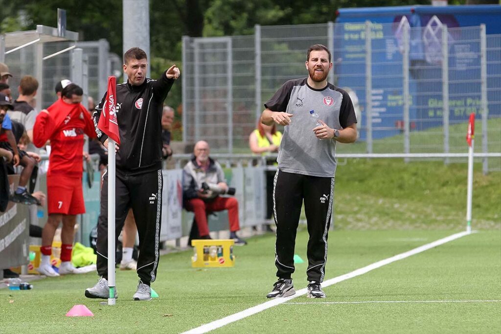 Cheftrainer Nicola Soranno (Kilia Kiel) und Co-Trainer Michel Witt (li.) suchen in der aktuellen Lage nach Lösungen für eine schwierige Aufgabe. © 2025 Ismail Yesilyurt