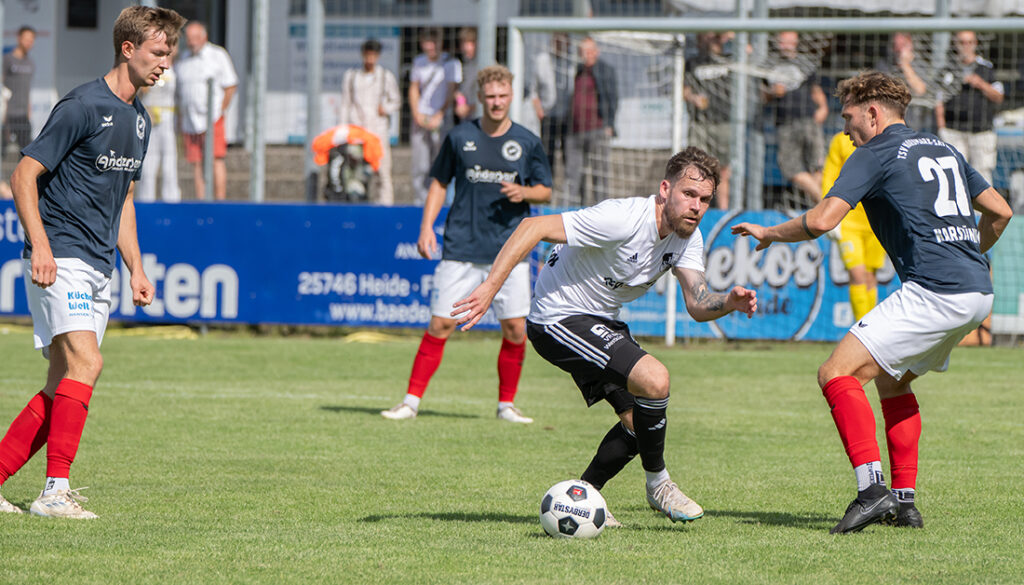 Christopher Buchtmann (Heider SV) tanzt hier Tom Karshüning (TSV Nordmark Satrup) aus. © 2025 Volker Schlichting