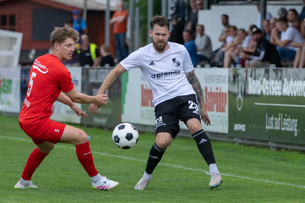 Christopher Buchtmann (re., Heider SV) gegen Tom Warncke (Kilia Kiel). © 2025 Volker Schlichting