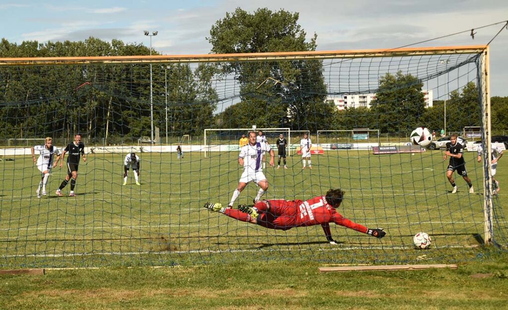Christopher Kramer verwandelt den Foulelfmeter zum 2:1-Siegtreffer für den VfR. © Olaf Wegerich.JPG