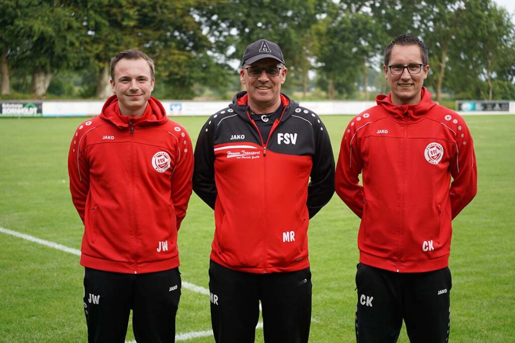 Das Trainerteam der Frauen aus Nindorf Julian Wolff, Marc Remse und Christoffer Kuhrt (v. l.). © FSV Farnewinkel-Nindorf