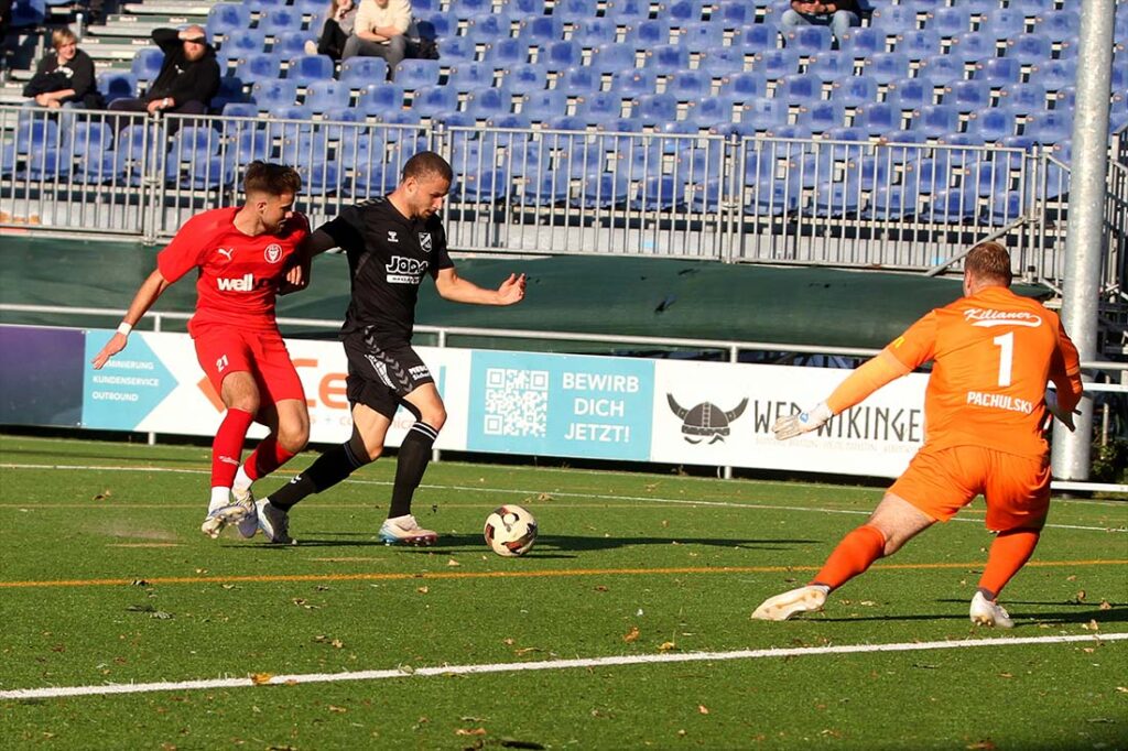 Noel Denis (SV Todesfelde) erzielt gleich das 3:0 links am Keeper Tom Pachulski vorbei. Links Luca Senger (Kilia Kiel). © 2025 Ismail Yesilyurt