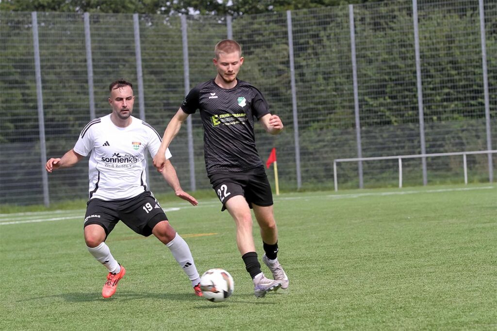Dennis Jeßat (re., TSV Hattstedt), hier gegen Coskun Yamak (TSV Kronshagen), erzielte das 2:2 gegen den TSV Rantrum und musste verletzt raus. © 2025 Ismail Yesilyurt