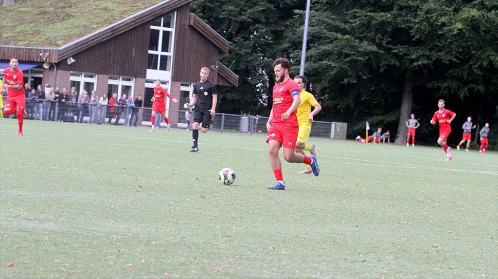 Der Kunstrasenplatz älterer Generation, auf dem Serkan Yildirimer (Inter Türkspor Kiel) den Ball nach vorne treibt, erstrahlt bald im neuen Glanz. © 2025 Ismail Yesilyurt