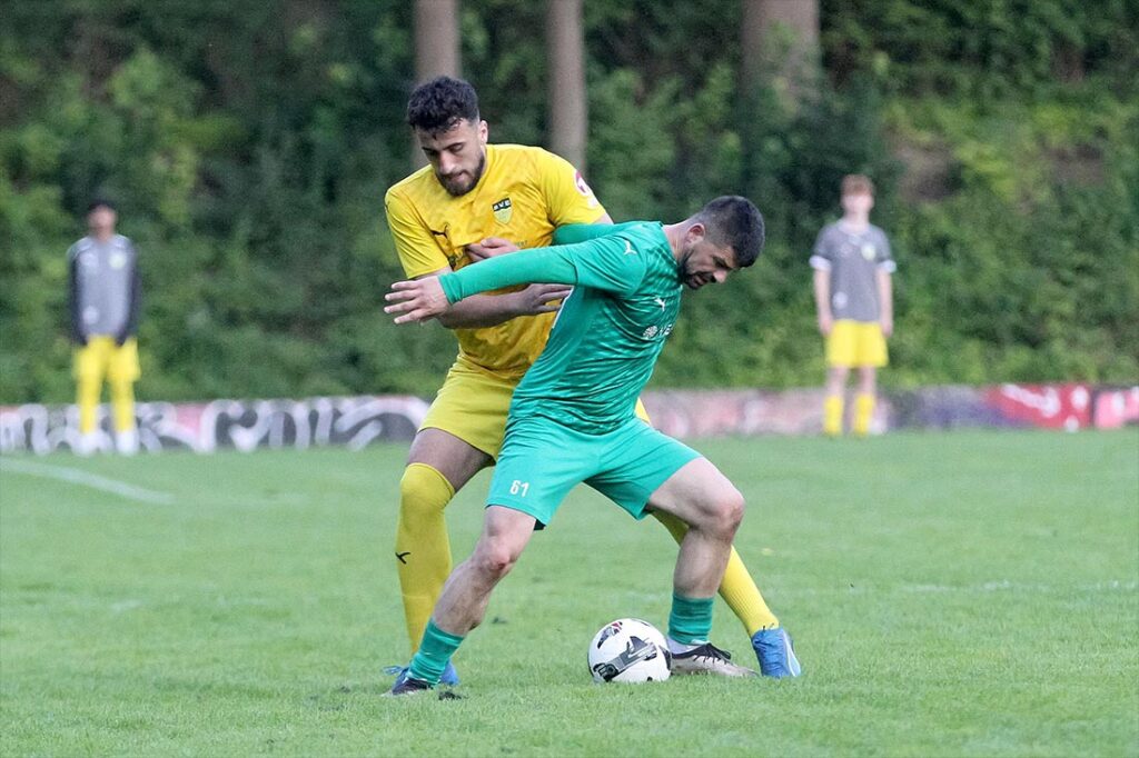 Driton Gashi (TSV Klausdorf), der hier den Ball gegen Kosovar Morina (SVE Comet) abschirmt, gelingt mit seinem 7. Saisontor das zwischenzeitliche 1:1 in Lindholm. © 2025 Ismail Yesilyurt