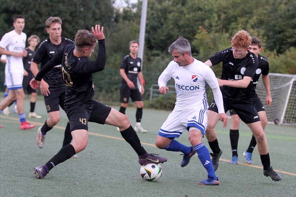 Ex-Profi Fin Bartels (SpVg Eidertal Molfsee II) in der Zwickmühle Benedikt Klose (li.) und Henning Eberling (Suchsdorfer SV). © 2025 Ismail Yesilyurt