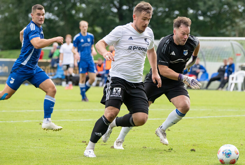 Fabian Arndt (Heider SV) kurz vor seinem 2:1 gegen Keeper Justin Sörensen (TuS Rotenhof). © 2025 Volker Schlichting