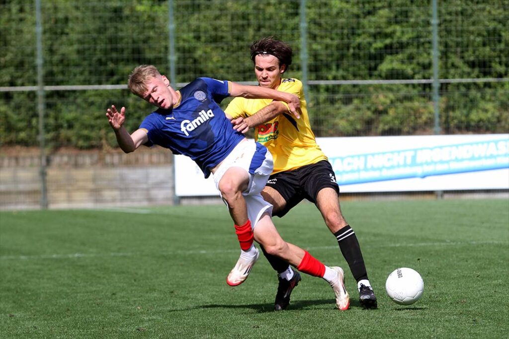 Felix Boelter (Holstein Kiel II), in den letzten Spielen Leistungsträger der Störche, kam gegen Todesfelde, hier gegen Max Musci, nicht richtig zum Zuge. © 2025 Ismail Yesilyurt