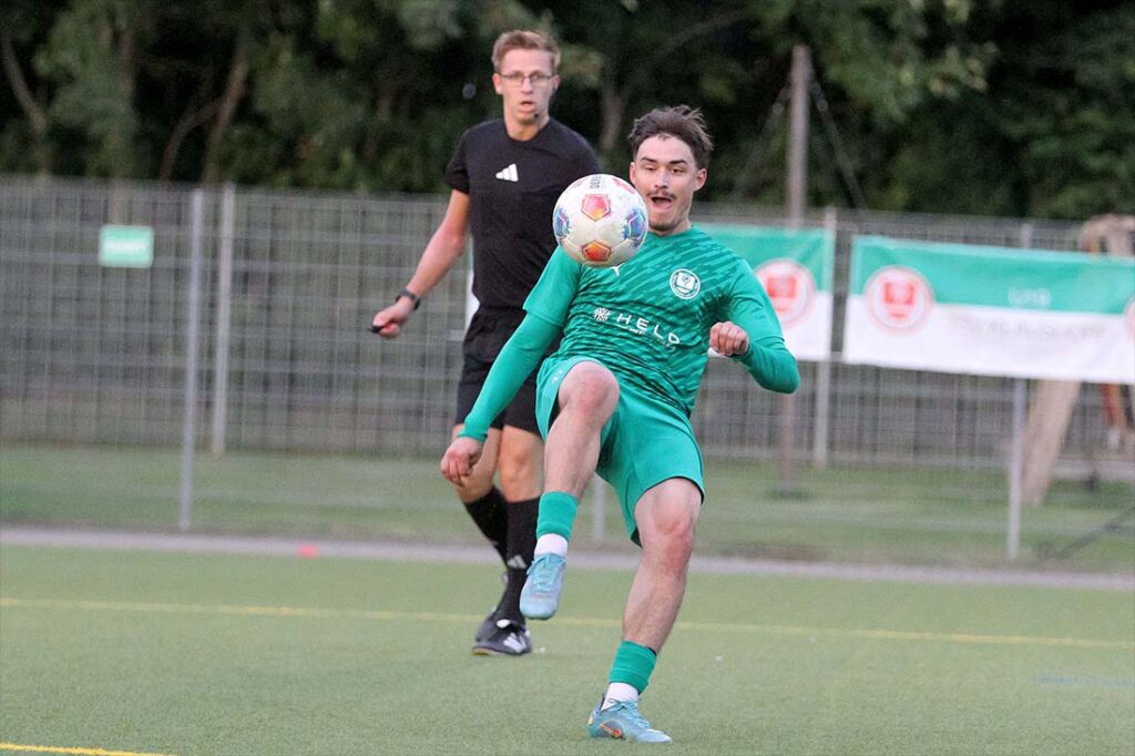 Finn Schwee (TSV Klausdorf) hatte ein 3:1 auf dem Fuß. © 2025 Ismail Yesilyurt
