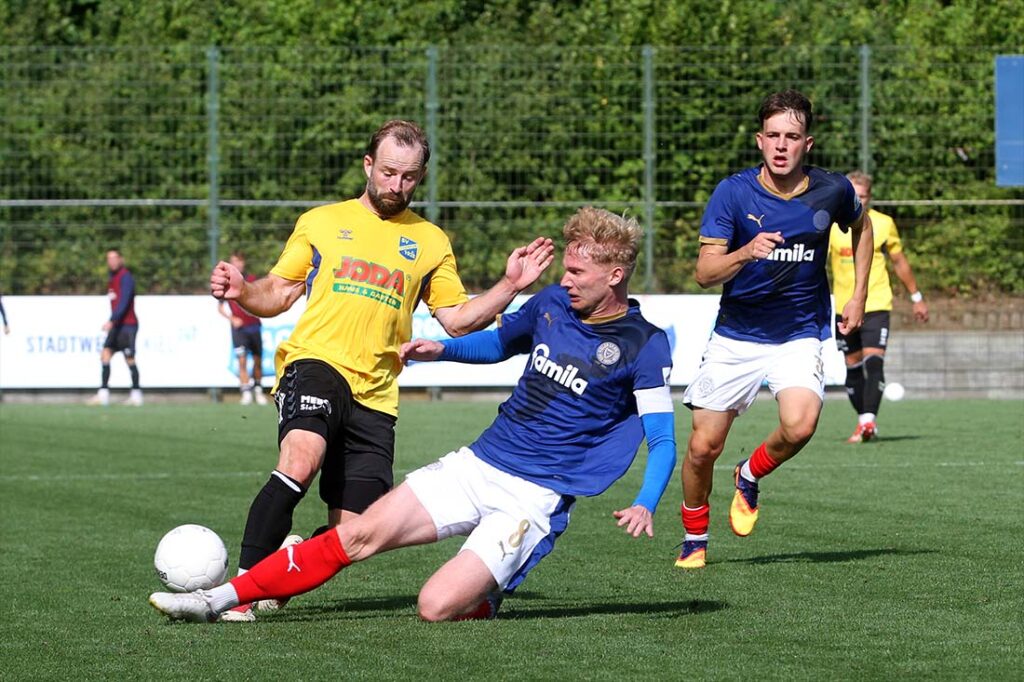 Finn Wirlmann (Holstein Kiel II) klärt resolut gegen Jan-Marc Schneider (SV Todesfelde). © 2025 Ismail Yesilyurt