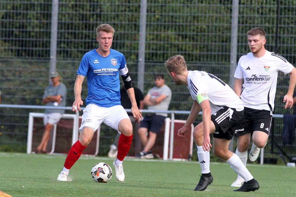 Für Nicolas Holtze (am Ball., TSB Flensburg) gab es mit drei Punkten ein schönes Geburtstagsgeschenk. Archivfoto © 2025 Ismail Yesilyurt