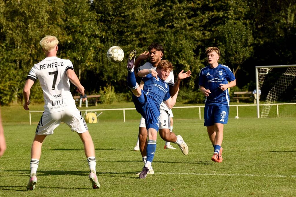 Fußballballett mit Mika Flindt (Rotenhof) und Emilio Krück (Reinfeld). © Olaf Wegerich